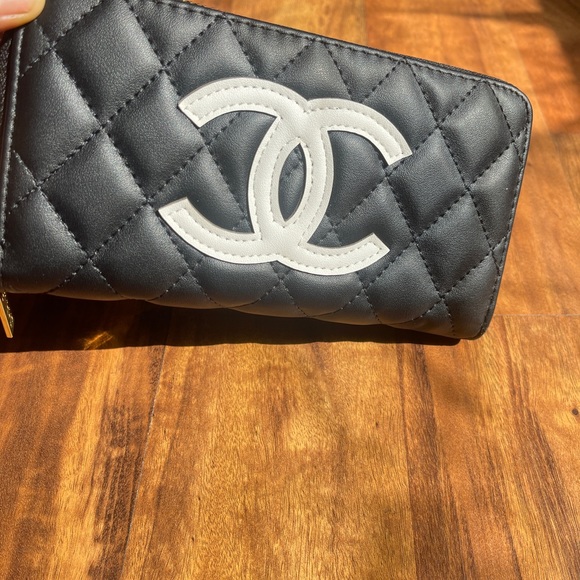Chic Black Quilted Wallet - Picture 4 of 6